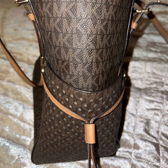 Micheal Kors signature tote - Picture 6 of 9